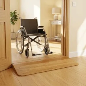 Holzrampe für Rollstuhl und Rollator – Türschwellen barrierefrei überwinden