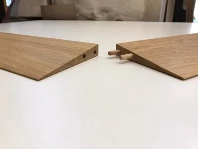 Zwei Rampensegmente auf einer Werkbank, über eingeleimte Holzdübel verbunden