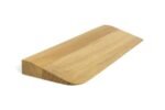 Schwellenrampe aus Eiche, mit Holzöl (farblos), linke vordere Ecke abgerundet, mit Podest
