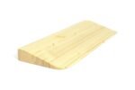 Schwellenrampe aus Fichte, mit Holzöl (farblos), linke vordere Ecke abgerundet, mit Podest